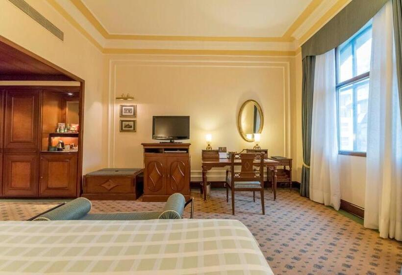 Номер Deluxe, The Oberoi Grand Kolkata