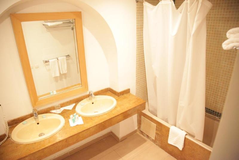 اتاق استاندارد با چشم‌انداز استخر, Rose Aqua Park