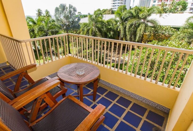 Номер Deluxe, Dusit Thani Pattaya