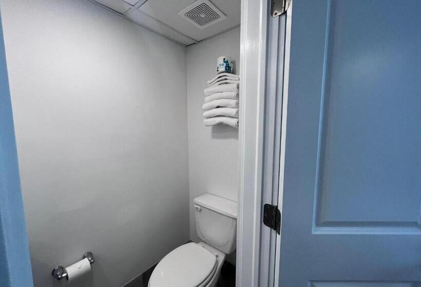 디럭스 스위트 킹 침대, Admiral Resort Motel