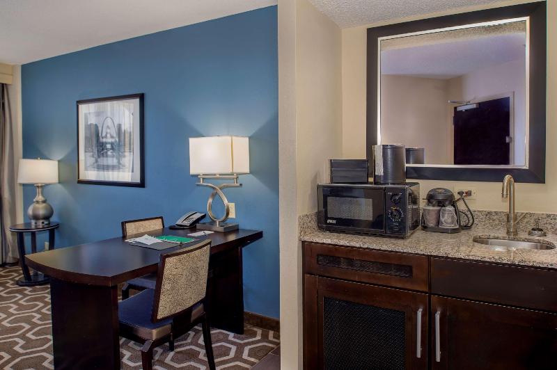 Люкс Кровать Кинг, Embassy Suites By Hilton St. Louis Airport