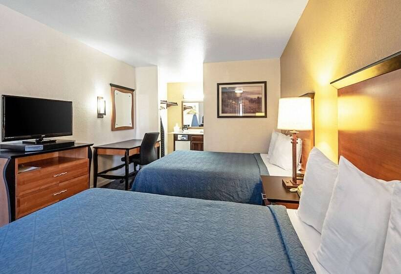 带2个双人床的标准工作室, Rodeway Inn At Nevada State Capitol