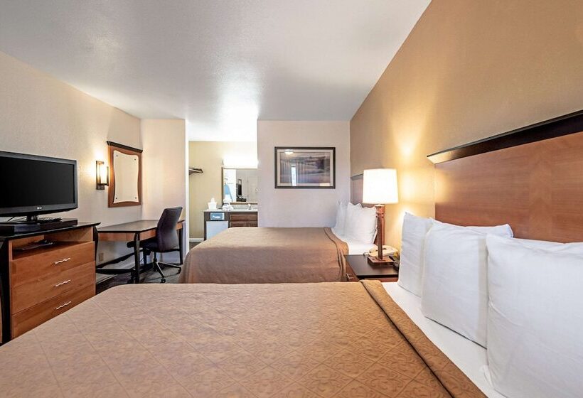 带2个双人床的标准工作室, Rodeway Inn At Nevada State Capitol