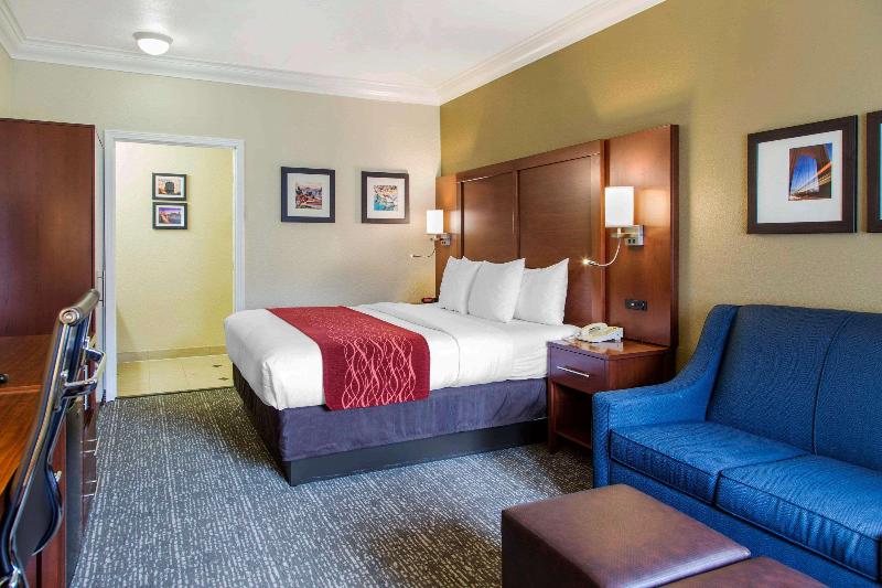 מיטת קינג בסוויטה, Comfort Inn & Suites San Francisco Airport North
