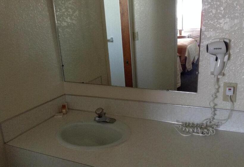 Quarto Estandar Cama King, Days Inn By Wyndham Mackinaw City  Lakeview