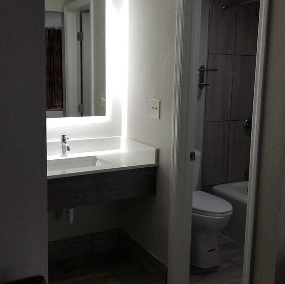 Номер Стандарт 2 Двуспальные Кровати, Days Inn & Suites By Wyndham Charleston Airport West