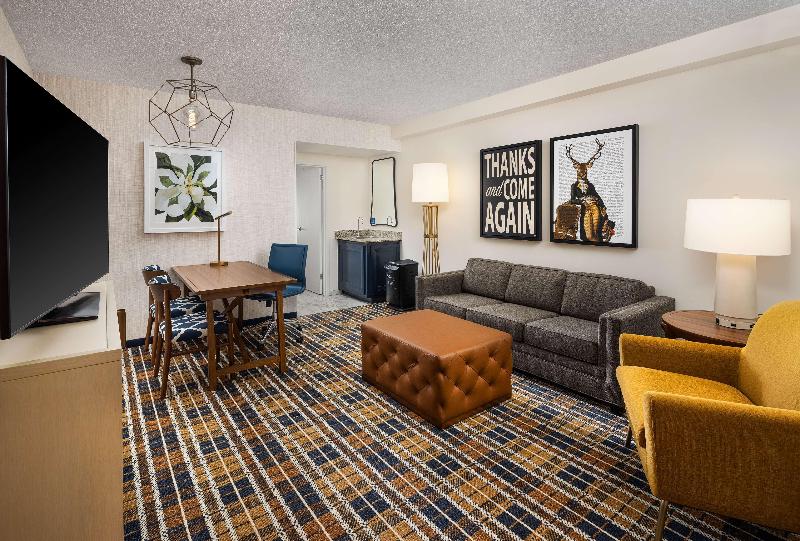 מיטת קינג בסוויטה, Embassy Suites By Hilton Atlanta Buckhead