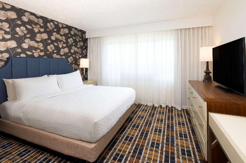 מיטת קינג בסוויטה, Embassy Suites By Hilton Atlanta Buckhead