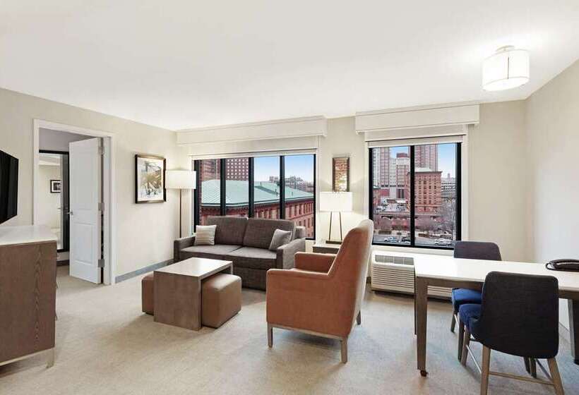 מיטת קינג בסוויטה, Embassy Suites By Hilton Denver Central Park