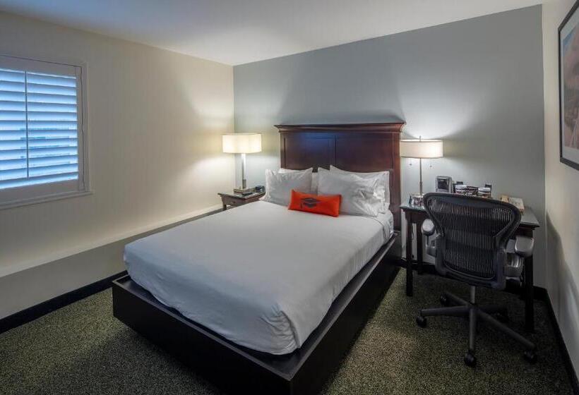 Номер Deluxe Адаптированный для Инвалидов, Collegian Hotel & Suites, Trademark Collection By Wyndham