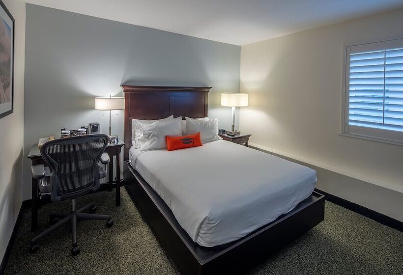 Номер Deluxe Адаптированный для Инвалидов, Collegian Hotel & Suites, Trademark Collection By Wyndham