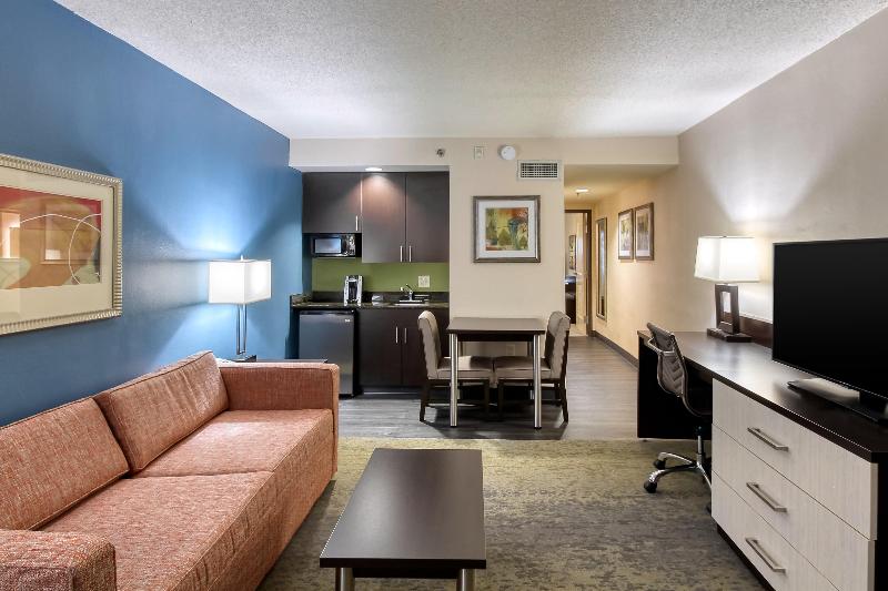 Suite, Holiday Inn & Suites Atlanta Airport North, An Ihg