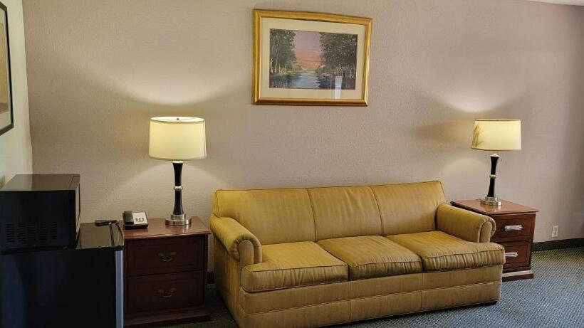מיטת קינג בסוויטה, Ramada By Wyndham & Suites Warner Robins