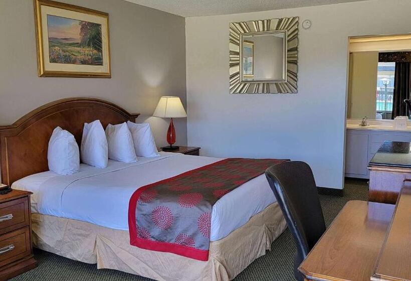 מיטת קינג בסוויטה, Ramada By Wyndham & Suites Warner Robins