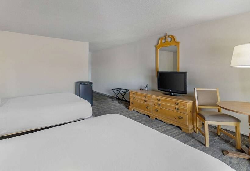 带2个双人床的标准工作室, Green Granite Inn, Ascend Hotel Collection