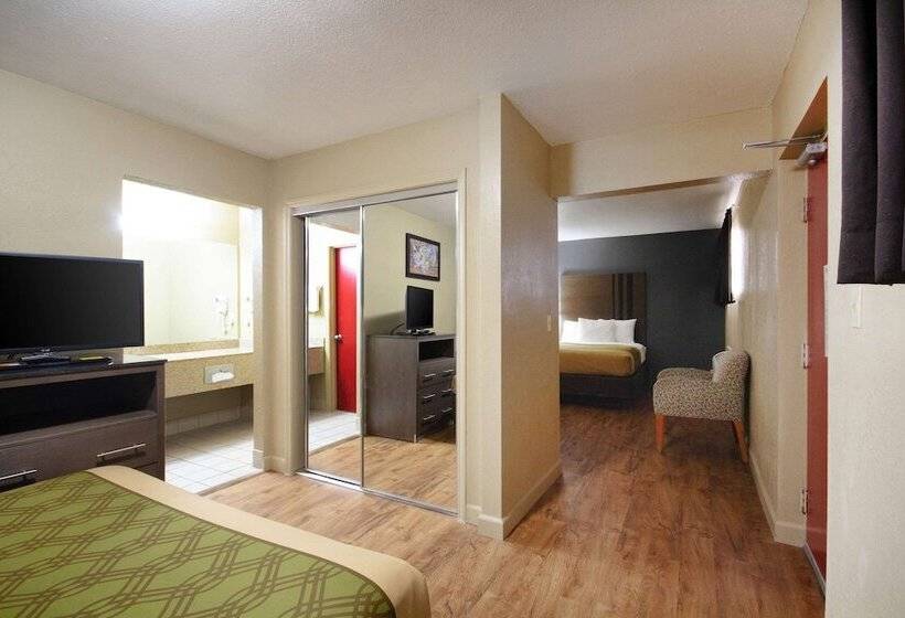 سوییت, Econo Lodge Inn & Suites I 35 At Shawnee Mission