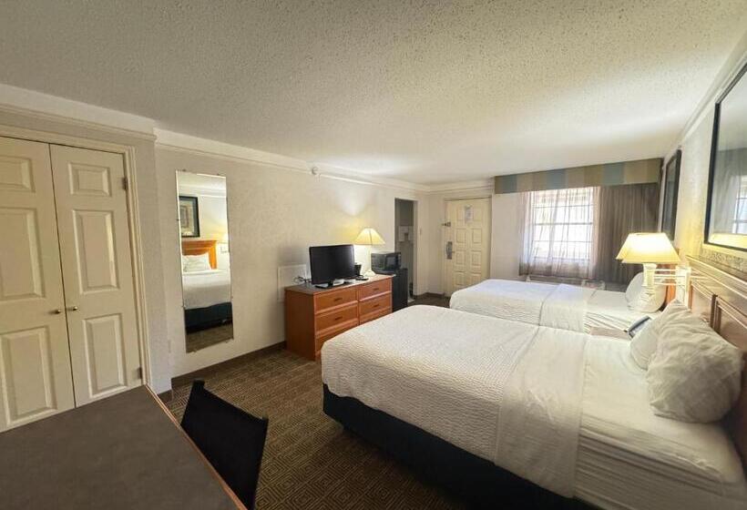 اتاق استاندارد چهار تخته, Rodeway Inn