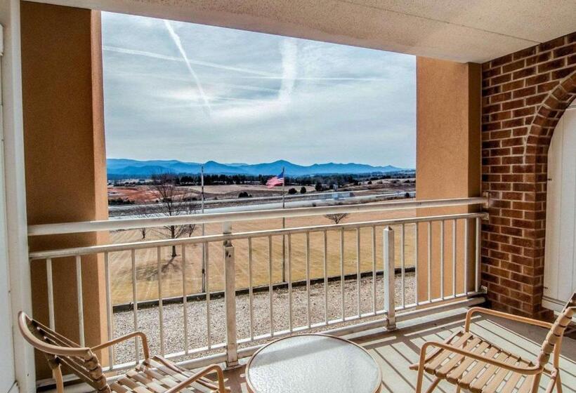 스위트 킹사이즈 침대, Comfort Inn & Suites Raphine  Lexington Near I81 And I64