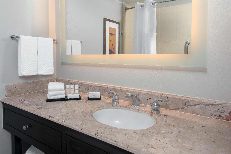 מיטת קינג בסוויטה, Embassy Suites By Hilton Dallas Park Central Area