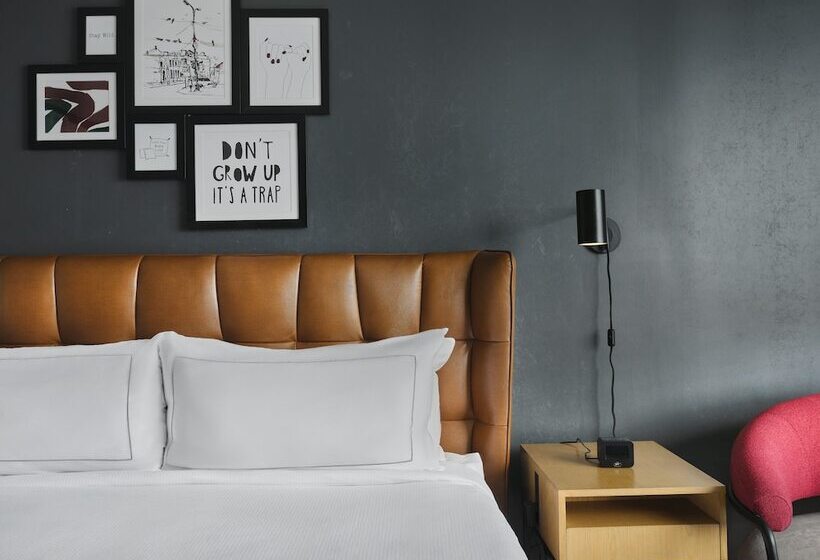 스탠다드 스튜디오 더블 침대, The Landing At Hampton Marina, Tapestry Collection By Hilton
