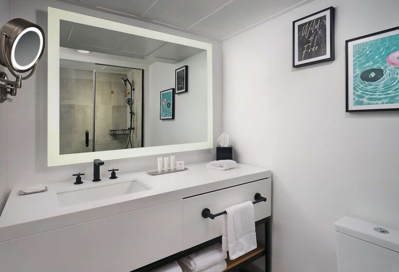 스탠다드 룸 더블 침대 2개, The Landing At Hampton Marina, Tapestry Collection By Hilton