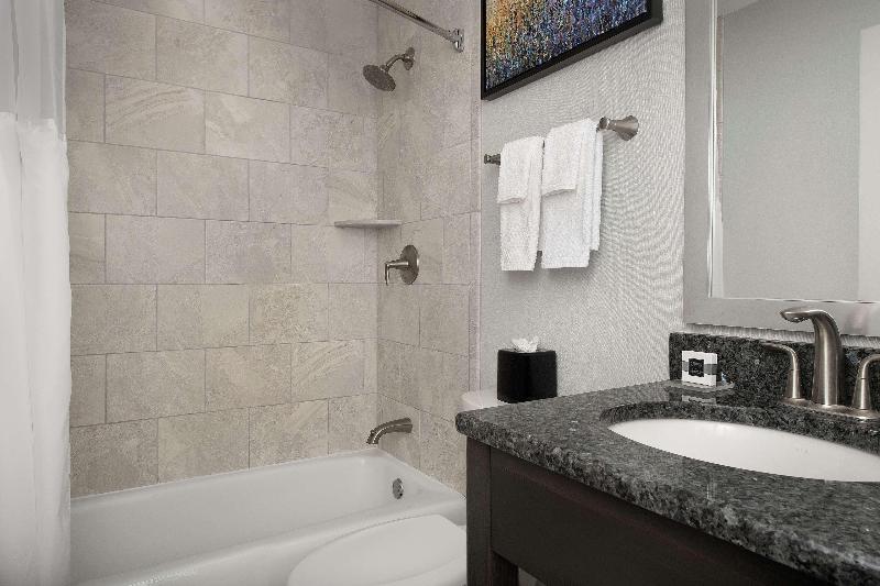 스위트 킹사이즈 침대, West End Washington Dc, Tapestry Collection By Hilton