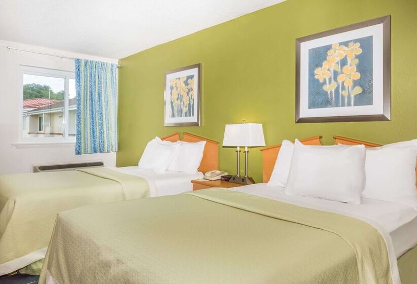 스탠다드 룸 더블 침대 2개, Days Inn & Suites By Wyndham Bridgeport  Clarksburg