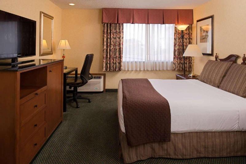 Номер Стандарт Вид на Бассейн, Red Lion Hotel Pasco Airport & Conference Center