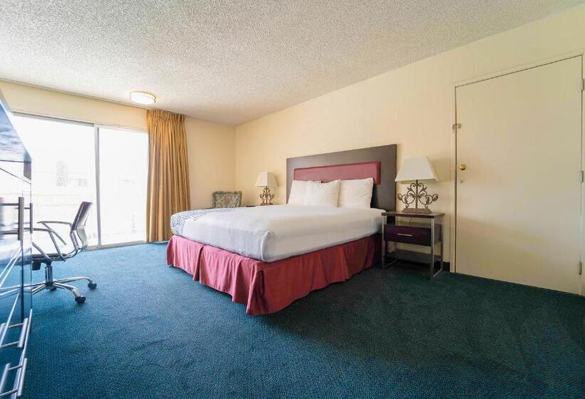 Номер Deluxe Кровать Кинг, Royal Plaza Inn