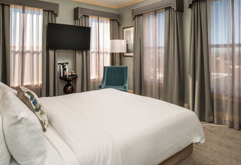 Quarto Classe Business, Shattuck Plaza