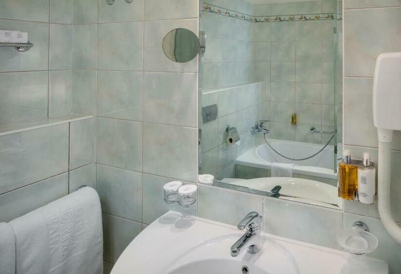 اتاق استاندارد با چشم‌انداز باغ, Adria Hotel Prague