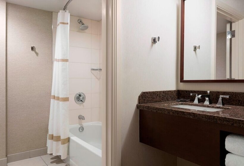 스탠다드 룸 더블 침대, Cleveland Marriott Downtown At Key Tower