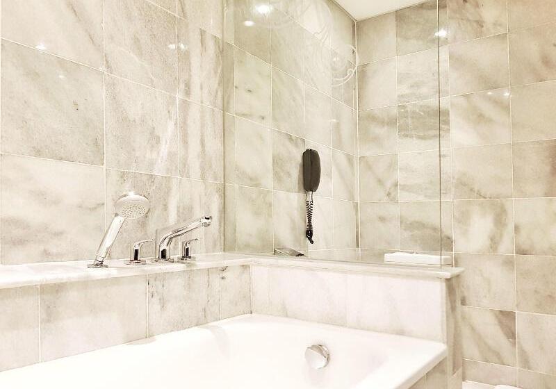 Номер Deluxe Кровать Кинг, Le Meridien Jakarta