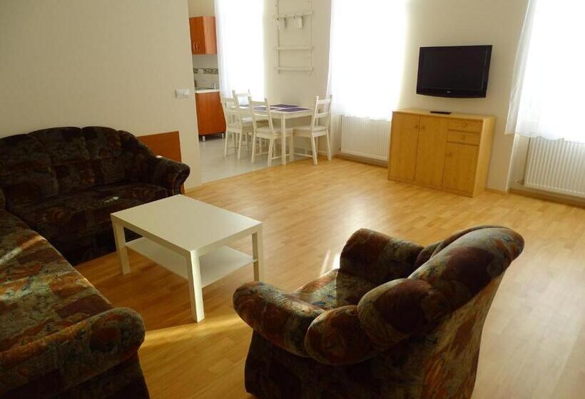 Семейные Апартаменты 3 Спальни, Alabárdos Panzió és Apartmanház