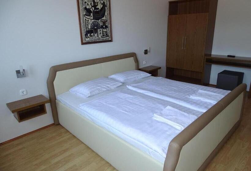 Апартаменты 2 Спальни с Балконом, Alabárdos Panzió és Apartmanház