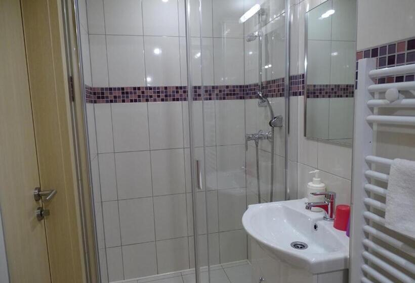 家庭间, Alabárdos Panzió és Apartmanház