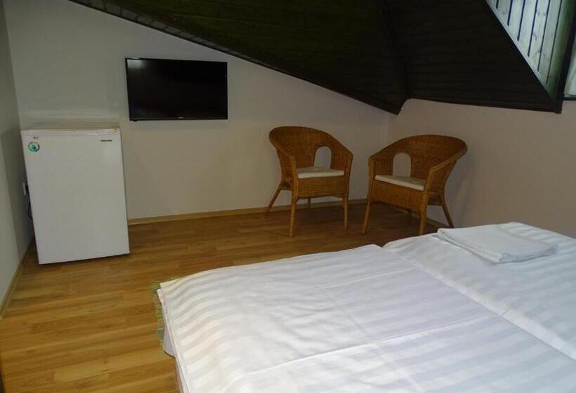家庭间, Alabárdos Panzió és Apartmanház