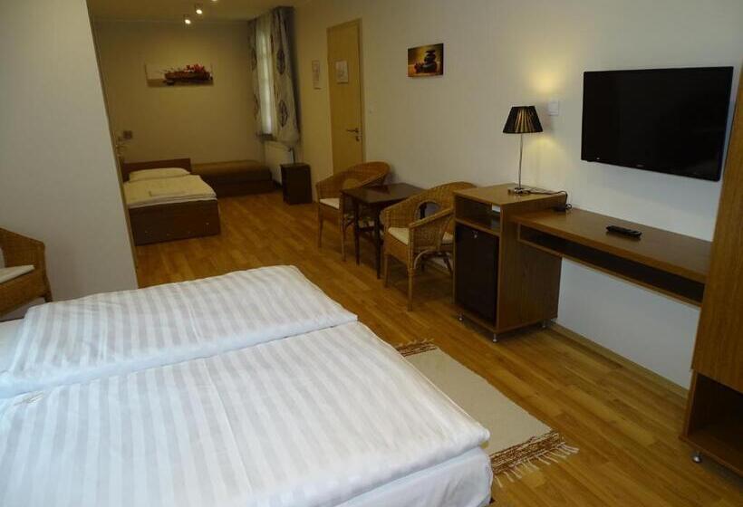 家庭间, Alabárdos Panzió és Apartmanház