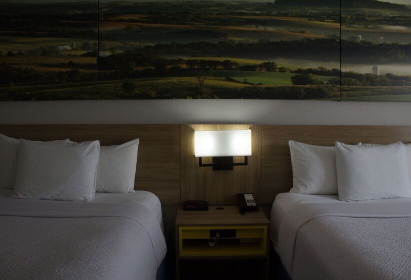 Номер Стандарт 2 Двуспальные Кровати, Days Inn By Wyndham Colby