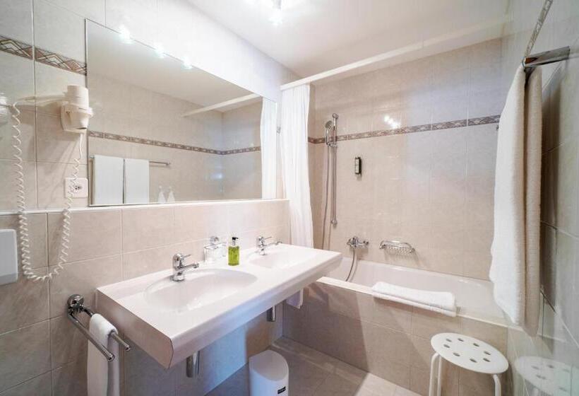 Четырехместный Номер Стандарт с Балконом, Typically Swiss Hotel Altana