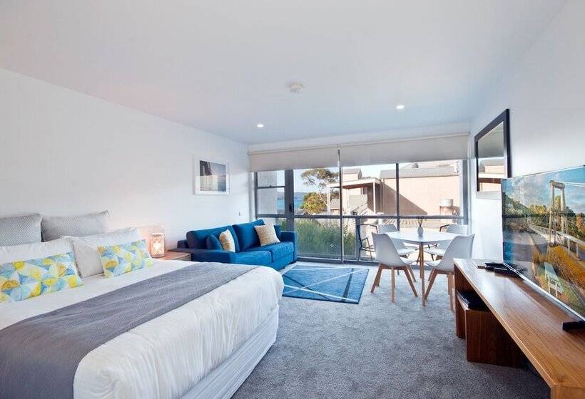 스탠다드 스튜디오, Lorne Bay View Motel