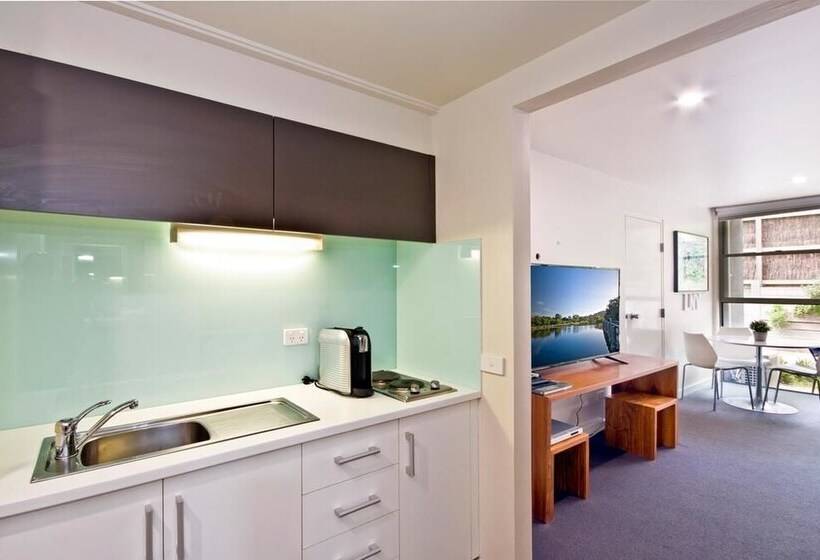스탠다드 스튜디오, Lorne Bay View Motel