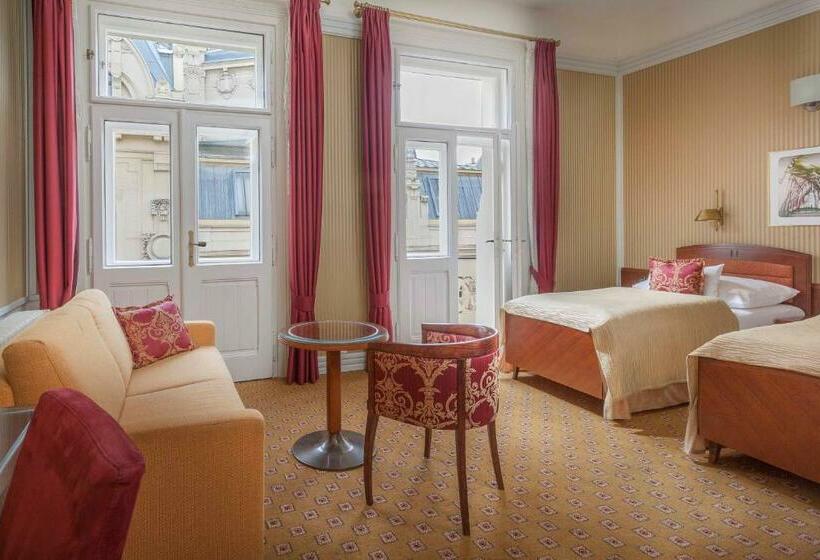 اتاق اجرایی, Paris Prague