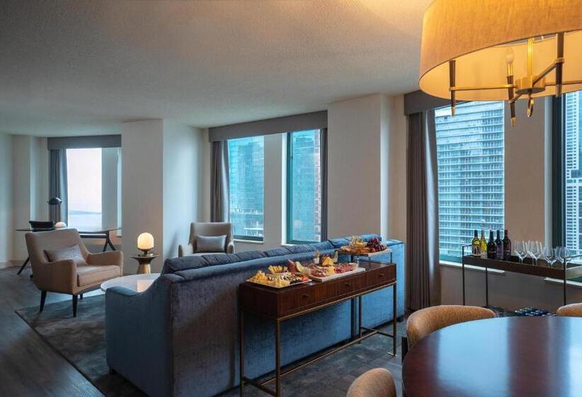 キングサイズベッドのスイートルーム, Sheraton Grand Chicago Riverwalk