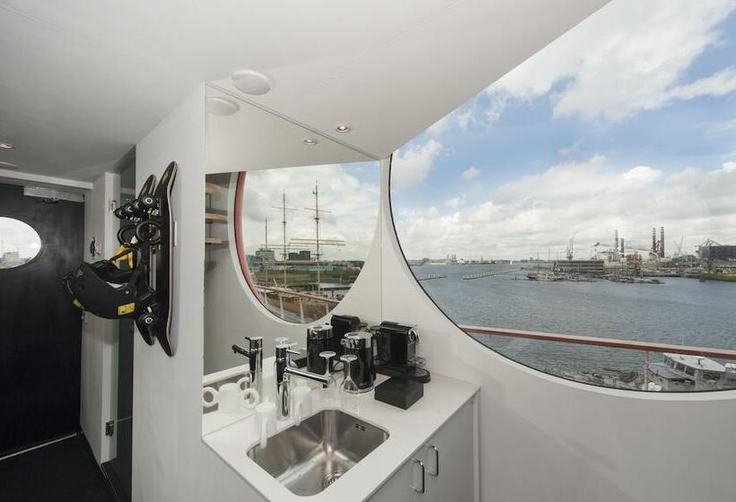 Standard Room, Botel