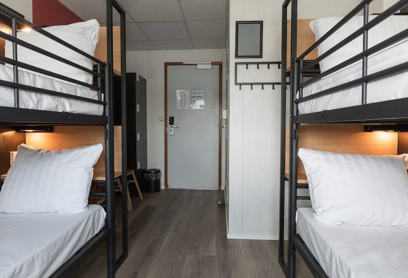 Standard Quadruple Room, Botel