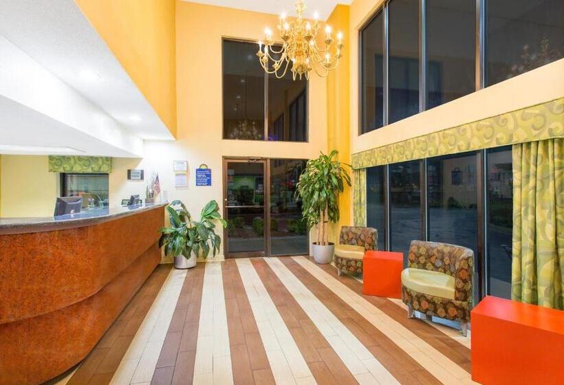 מיטת קינג בסוויטה, Days Inn By Wyndham Florence/i95 North