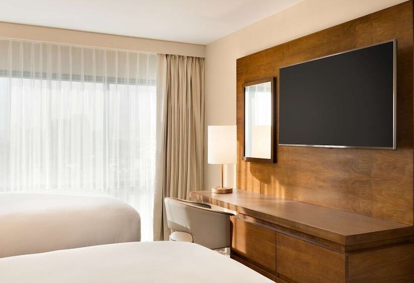 Люкс Адаптированный для Инвалидов, Embassy Suites By Hilton Phoenix Downtown North