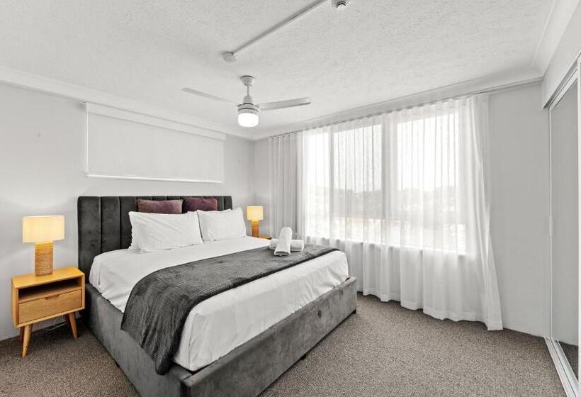 Superior 2-bedroom flat with sea view, Burleigh Beach Tower