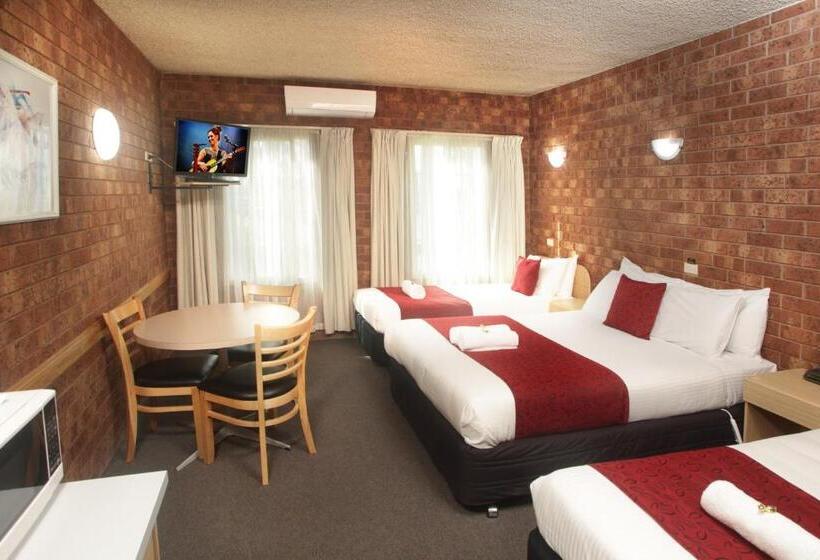 Quarto Familiar, Courtyard Motor Inn